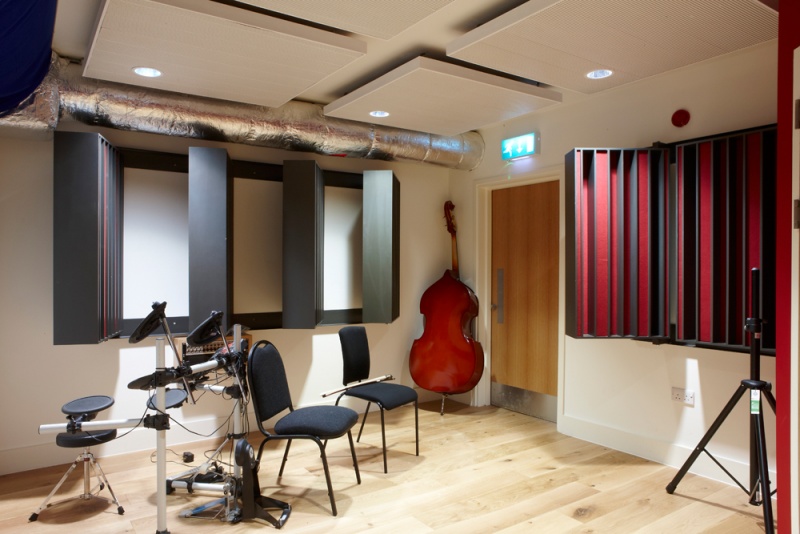 Monkton Combe School
In this practice room, there are white absorbing panels with spotlights inserts on the ceiling and Biffusors mounted to the wall in a red and dark grey paint finish.
The Biffusors are mounted on a frame which allows them to be moved and turned around to achieve variable acoustic dimension when required. This is an efficient and effective way for the teacher to control noise – a useful feature!
MC34.jpg